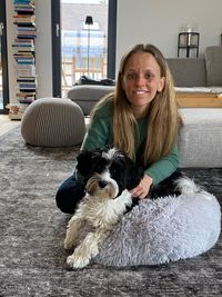 Die Tierheilpraktikerin Rebecca Bloch sitzt mit ihrer Havaneserin Finja im privaten Umfeld in der Bodensee Region, Konstanz in Baden Württemberg und ist mobil für ihre Hunde Patienten unterwegs