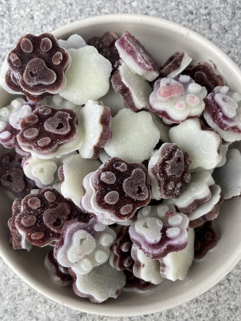 Rezept: Heidelbeer-Buttermilch Eiskonfekt